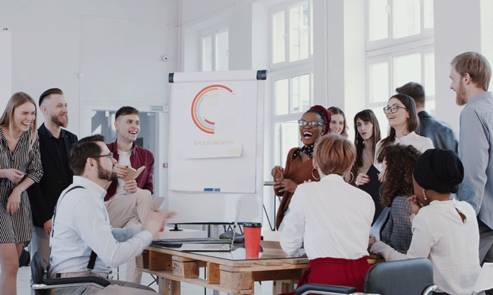 Pessoas interagindo em ambiente de trabalho
